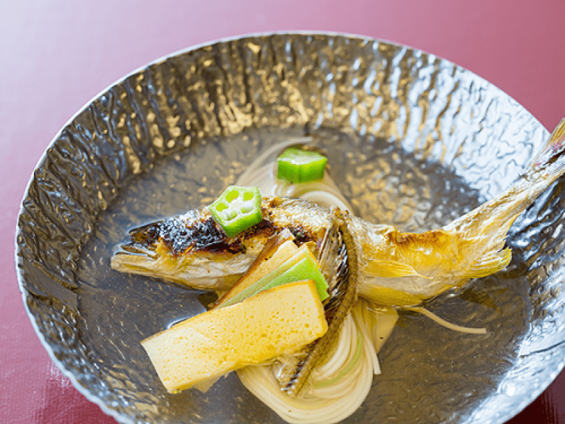 温物一例（小鍋仕立の五色素麺、若鮎塩焼、短冊野菜、振り柚子）
