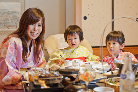 会席料理をお部屋でゆっくりと。お部屋食のプランをお選び頂きますと、お部屋に夕食をお持ちします。