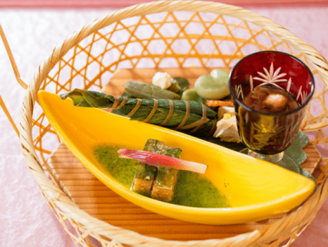 前菜一例（鯛皮煮凍り、新緑あん、トマト、空豆塩湯、粽麩、大山鶏、蛍烏賊沖漬他）