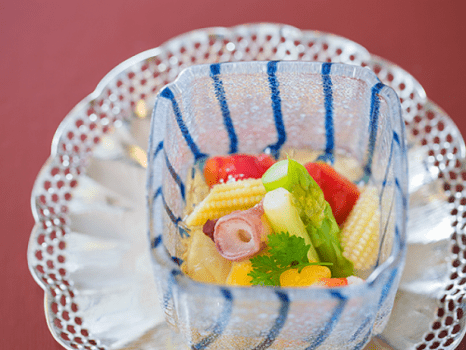 冷し物一例（夏野菜と魚介のカクテル、酢ゼリー掛け、黄味酢）