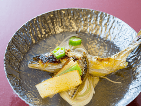 温物一例（小鍋仕立の五色素麺、若鮎塩焼、短冊野菜、振り柚子）