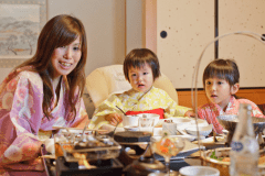 会席料理をお部屋でゆっくりと。お部屋食のプランをお選び頂きますと、お部屋に夕食をお持ちします。