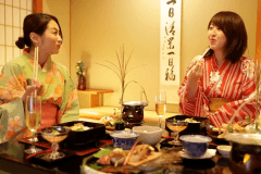 会席料理をお部屋でゆっくりと。お部屋食のプランをお選び頂きますと、お部屋に夕食をお持ちします。