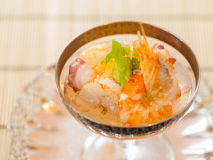 冷物一例：夏野菜と魚介のカクテル酢ゼリー掛け