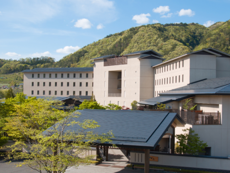 自家源泉の露天風呂と四季を感じるこだわり料理が自慢の温泉旅館です。