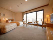 【洋室】おおきな窓から入る自然光は、さわやかな朝の目覚めにぴったり。