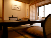 【和室】数寄屋造りでイ草の香りでまったりとお過ごしいただけます。