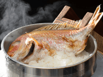 目の前のお釜で炊き上げる『鯛めし』