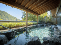 【男性露天風呂】自家源泉から引いた、あふれんばかりの豊富な湯量が自慢