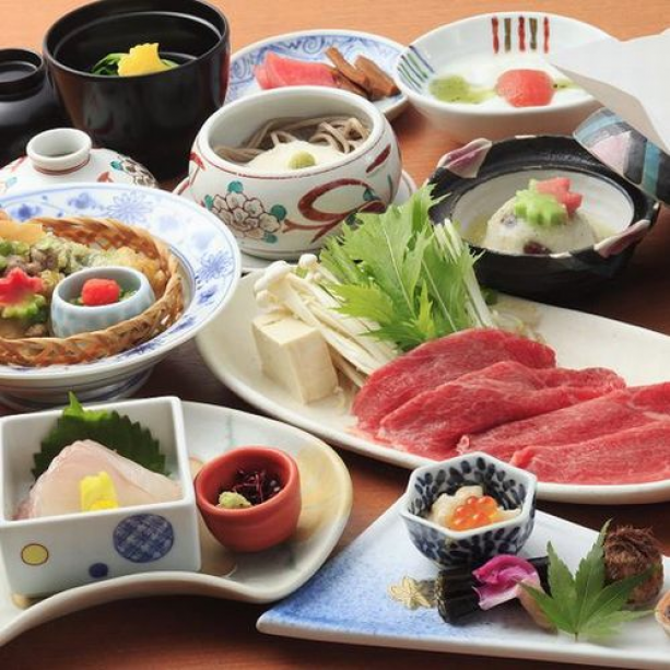 「飛騨牛のしゃぶしゃぶ」はお一人様用の紙鍋でご用意します