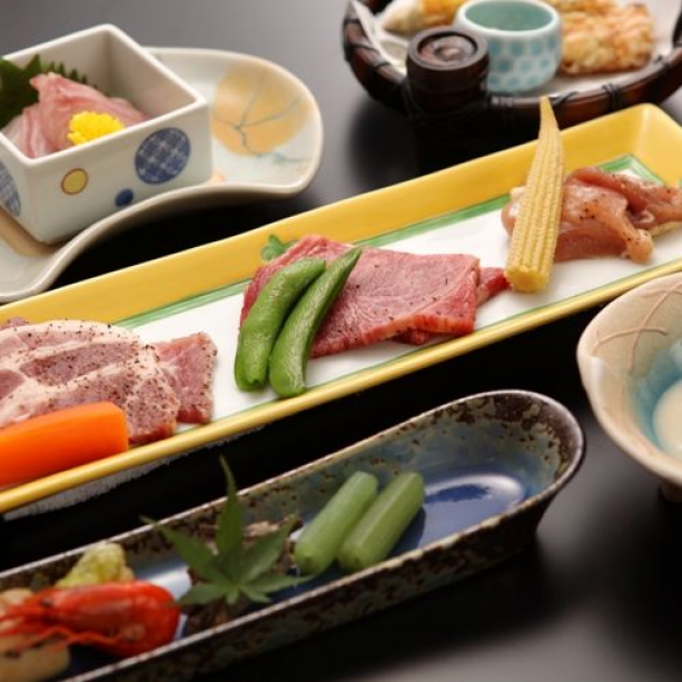「飛騨牛」「飛騨ロッセ豚」「恵那鶏」の陶板焼き付きの会席