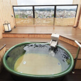 飛騨の山並みと町並を見下ろす客室露天風呂