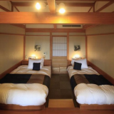 大きさの違う２つのベッドがございます。