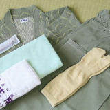 館内でご利用いただける「作務衣」、スリッパのかわりに「足袋靴下」、歯ブラシセットをご用意