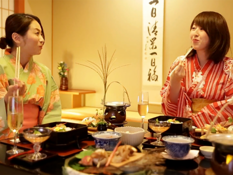 会席料理をお部屋でゆっくりと。お部屋食のプランをお選び頂きますと、お部屋に夕食をお持ちします。