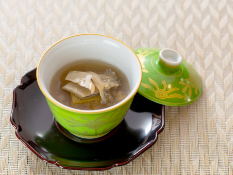 小茶碗　隠岐産蒸しあわび、肝しんじょ、ふかひれのあんかけ