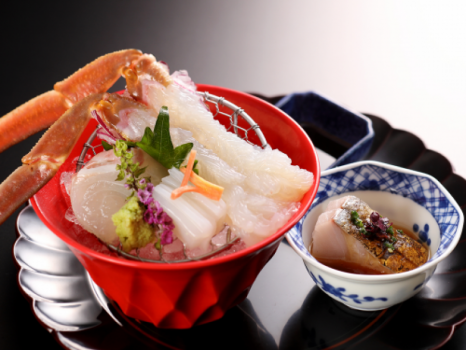 冬のお料理一例：御造り　松葉カニ足洗い造り、境港寒さわら他（游月特選かにディナー）
