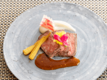 強肴　鳥取和牛オレイン55、軽く燻した香り、付け野菜