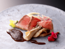 強肴　鳥取和牛オレイン55、軽く燻した香り、付け野菜