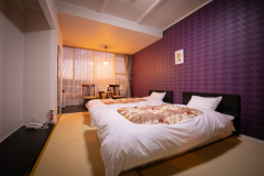 落着いた雰囲気の和室にシックなセミダブルベッドが2つ入った畳ツインです。