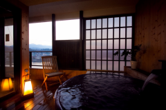 露天風呂付き洋室です。露天風呂から見えるみくま川を是非ご覧下さい！