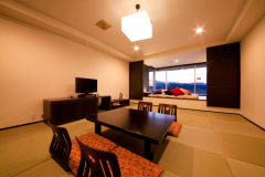 ひなこスイート。モダンな和室＋奥には目の前にみくま川が広がるソファーベッド。