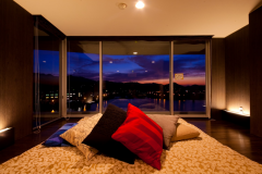 ひなこスイート。ベッドサイドから観る夜景は正に絶景！