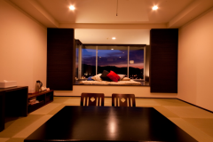 ひなこスイート。モダンな和室＋奥には目の前にみくま川が広がるソファーベッド。