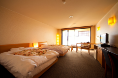 露天風呂付き洋室です。露天風呂から見えるみくま川を是非ご覧下さい！