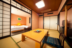 露天風呂付和洋室。みくま川を望む絶景の露天風呂付きのお部屋です。