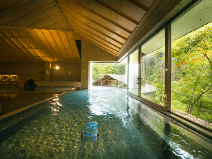 【内湯-女湯-】大きな窓外に囲まれた空間で手足を伸ばしてごゆっくり。