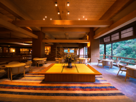 【ロビー】窓外には川沿いの自然美を感じられます。季節毎の異なる風景の出逢いを。