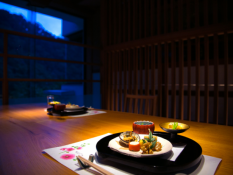 【KAWADOKO】お食事時間に“落ち着き”と“非日常感”を。川のせせらぎ感じるお食事時間をお愉しみ下さい
