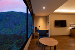 【モダンテイストの洋室ツインルーム】禁煙◇令和3年4月誕生大きな窓から、四季折々に色付く景色がご覧いただけます