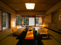 【桐の間】上層階の角部屋に位置する＜景観沿いの内湯付＞客室。渓谷を見渡しながらごゆっくり。