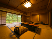 【貴賓室-和室-】最大8名様までご宿泊可能な優雅な客室。調度品や設えもひと際優美さを。