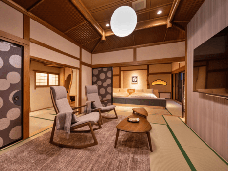 【315】昔ながらの和室をアレンジした過ごしやすい和モダンタイプのお部屋。
100㎡の広々としたお部屋でお過ごしください。バスローブ、ミネラルウオーター、繭玉などの特別なアメニティもご用意してあります。