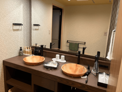 【506・507】洗面台。レインシャワー付きのゆったりしたシャワールームも完備。（バスなし）