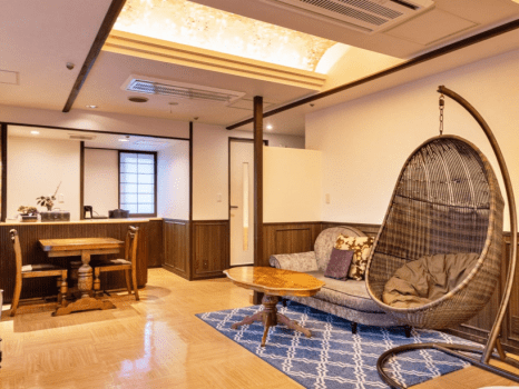 アンティーク調の家具に囲まれたクラシックな５階のお部屋です
【2023年3月】水回りを中心にリニューアル致しました！
段差の少ないお部屋なので
お身体の不自由なお客様にもおすすめ！
バスはありませんが、シャワーブースがあります