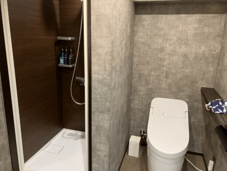 お部屋はシャワーブースのみとなります。バスはありません。