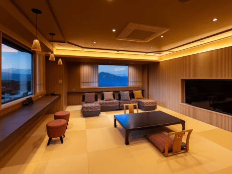 【506】ローソファーは座面が動かせますので大きな窓に広がる上州の山々をみたり、TVを楽しんで頂けます