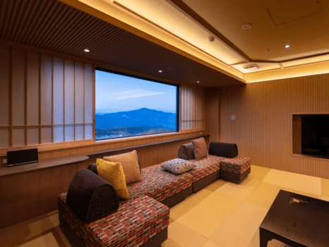 【506.507】ローソファーは座面が動かせますので大きな窓に広がる上州の山々をみたりTVを楽しんで頂けます