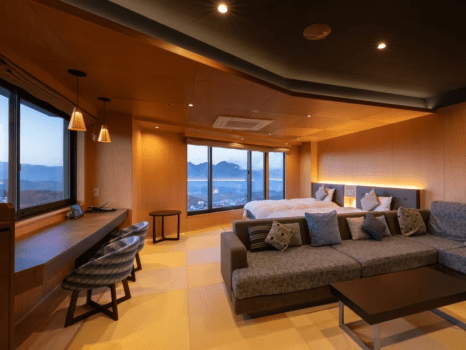 【606】琉球畳のリビング＆ツインベッド。レインシャワー付きのシャワールームも完備（バスなし）