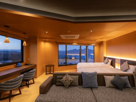 【606】2023年11月OPEN！『眺望おすすめ・角部屋』琉球畳のリビング＆ツインベッド 。
お部屋からの眺望がオススメです。
レインシャワー付きのゆったりしたシャワールームも
完備しております。（バスなし）

琉球畳のリビングとツインベッドルームが一緒になった６階のお部屋で、
希少な幅広のカエデをふんだんに使用した高級感のある内装です。