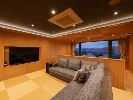 【607】【眺望おすすめ】琉球畳のリビング＆ツインベッド＜2023年11月OPEN！＞レインシャワー付きのゆったりしたシャワールームも完備しております。（バスなし）琉球畳のリビングとツインベッドルームが一緒になった６階のお部屋で、希少な幅広のカエデをふんだんに使用した高級感のある内装です。