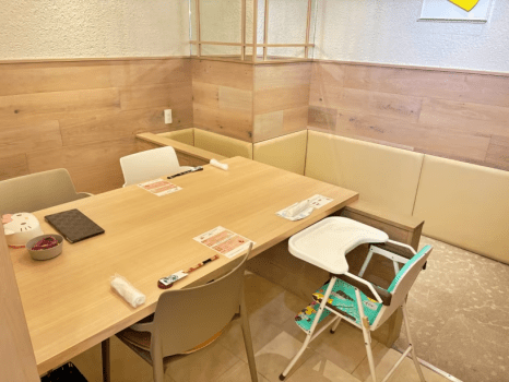【キッズスペース付きの食事会場】お席ごとにプレイルームを併設。ママ・パパのすぐ近くで安心して遊べます