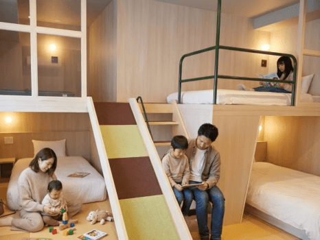 扉を開けた瞬間、お⼦様の⽬に⾶び込んでくるのは滑り台︕
階段付きのロフトベッドも完備し、
旅館のお部屋が 今⽇だけは家族だけの「秘密基地」に変わります。
※客室はイメージです。