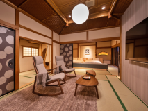 【315】昔ながらの和室をアレンジした過ごしやすい和モダンタイプのお部屋。
100㎡の広々としたお部屋でお過ごしください。バスローブ、ミネラルウオーター、繭玉などの特別なアメニティもご用意してあります。 【315】昔ながらの和室をアレンジした過ごしやすい和モダンタイプのお部屋。
100㎡の広々としたお部屋でお過ごしください。バスローブ、ミネラルウオーター、繭玉などの特別なアメニティもご用意してあります。