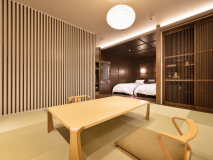 2019年12月にリニューアルしたお部屋で大正浪漫をテーマにしたノスタルジックな和洋室です。
オススメは小さいお子様がいる三世代家族ではいはい歩きの赤ちゃんがのびのび過ごしやすい畳敷きになっています。 2019年12月にリニューアルしたお部屋で大正浪漫をテーマにしたノスタルジックな和洋室です。
オススメは小さいお子様がいる三世代家族ではいはい歩きの赤ちゃんがのびのび過ごしやすい畳敷きになっています。