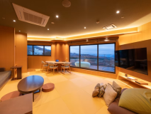 【706】リビングルーム。希少な国産青ヒバの突板をふんだんに使用した高級感のある内装。 【706】リビングルーム。希少な国産青ヒバの突板をふんだんに使用した高級感のある内装。